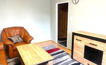 Salon z wyjściem na balkon